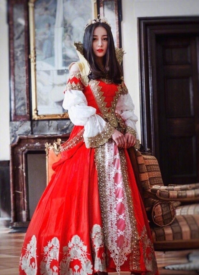 Địch Lệ Nhiệt Ba diện váy lolita