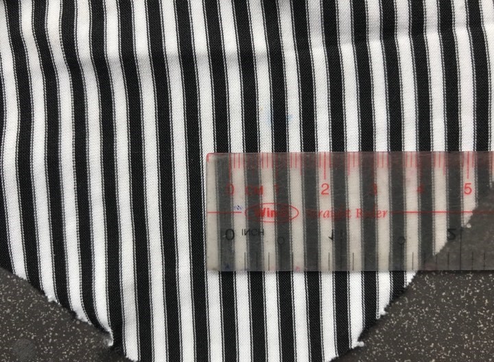 Khoảng cách sọc trắng poly